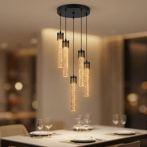 Lustre en cristal à bulles noir à cinq barreaux allumé au-dessus d'une table