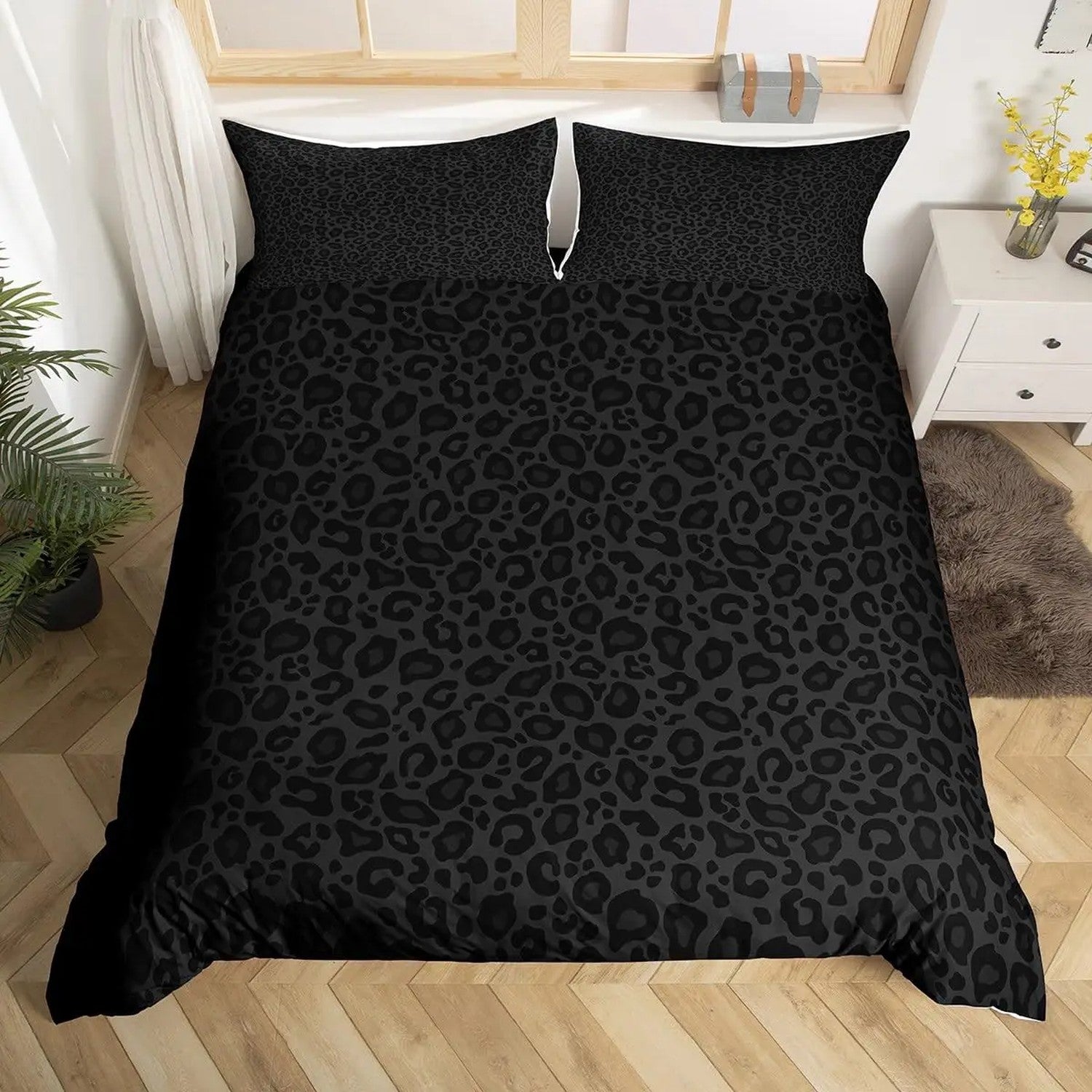 Parure de lit léopard noir housse de couette et taies sur un lit dans une chambre moderne