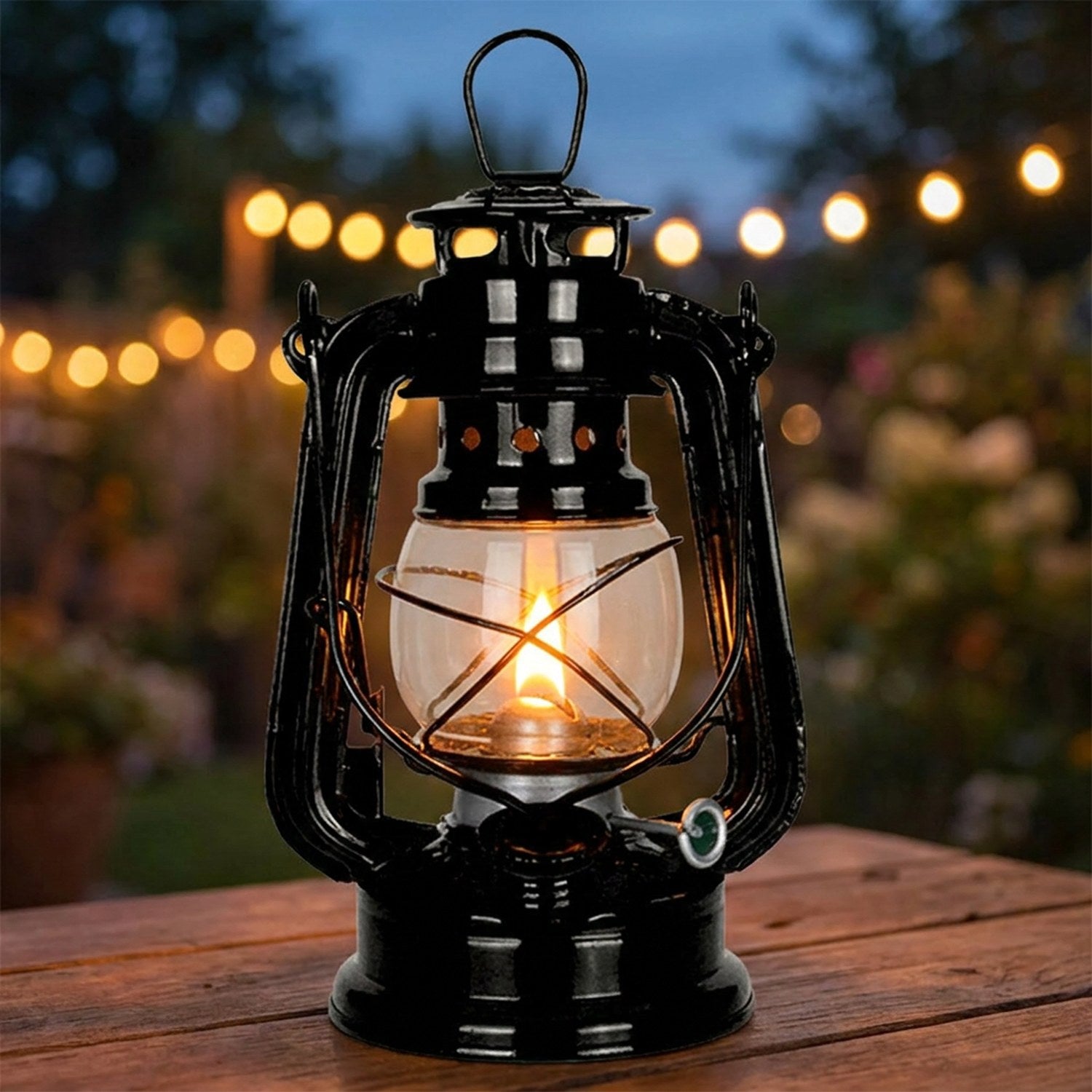 Lanterne à pétrole vintage en métal noir posée sur une table en bois avec sa flamme allumée
