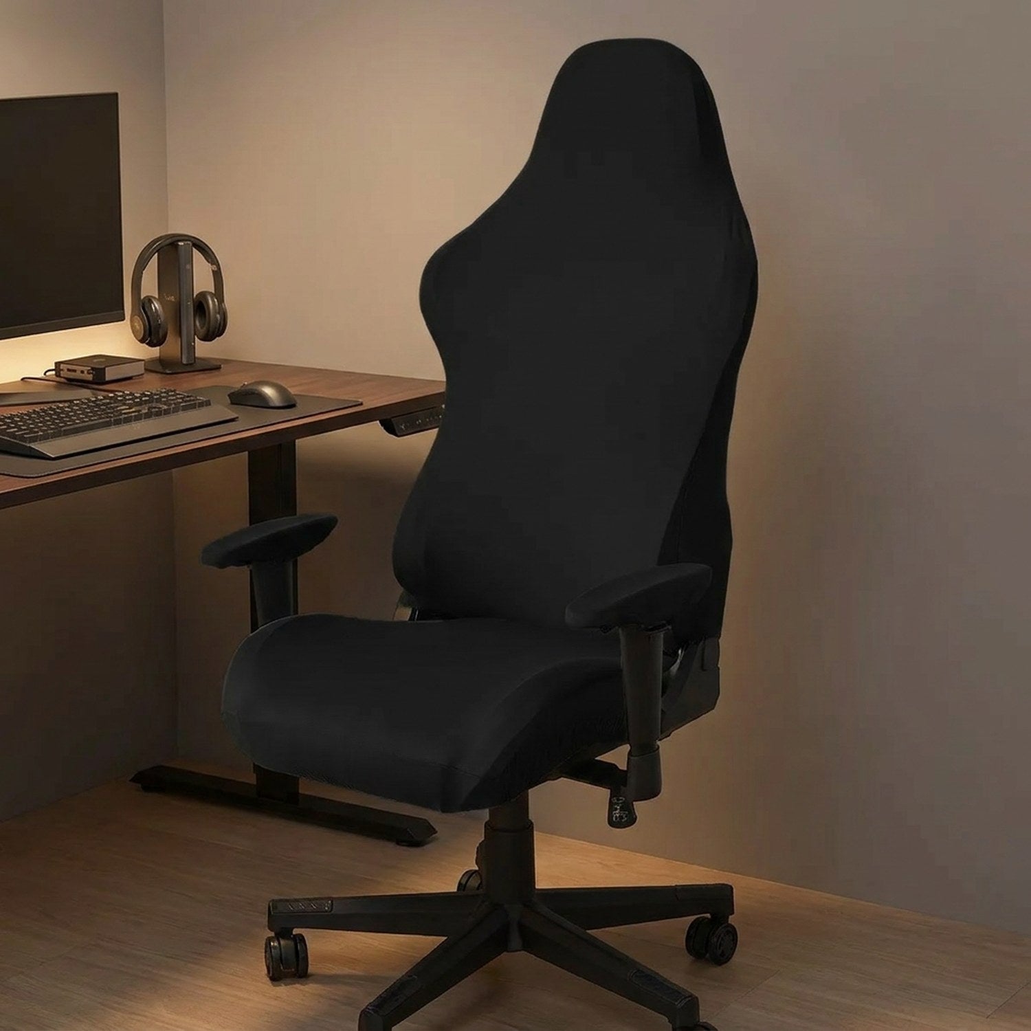 Housse de chaise gaming noire en soie de lait installée sur un fauteuil gamer