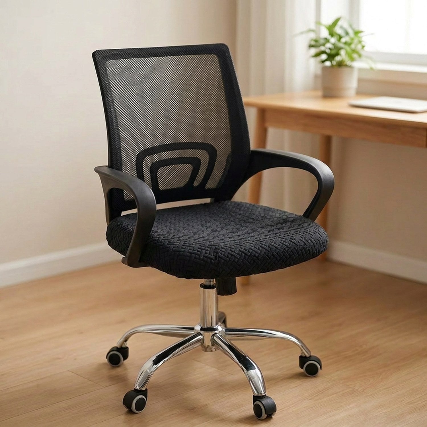 Housse de chaise de bureau noire sur l'assise d'une chaise à roulettes