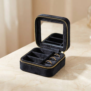 Boîte à bijoux de voyage en velours noir ouverte avec miroir intérieur