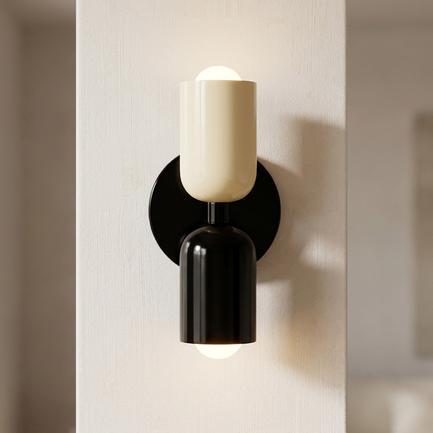 Applique murale nordique bicolore crème et noir fixée au mur