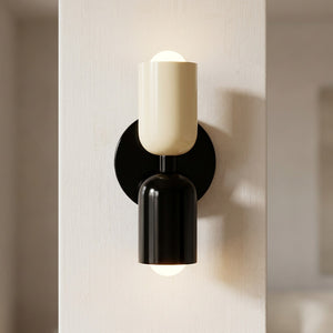 Applique murale nordique bicolore crème et noir fixée au mur