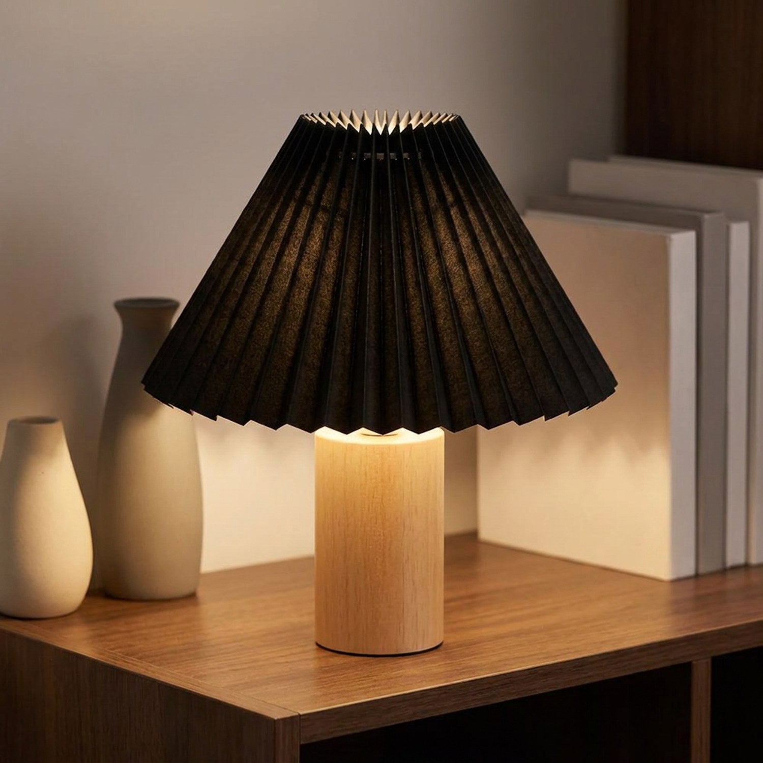 Abat-jour plissé noir en tissu sur pied en bois