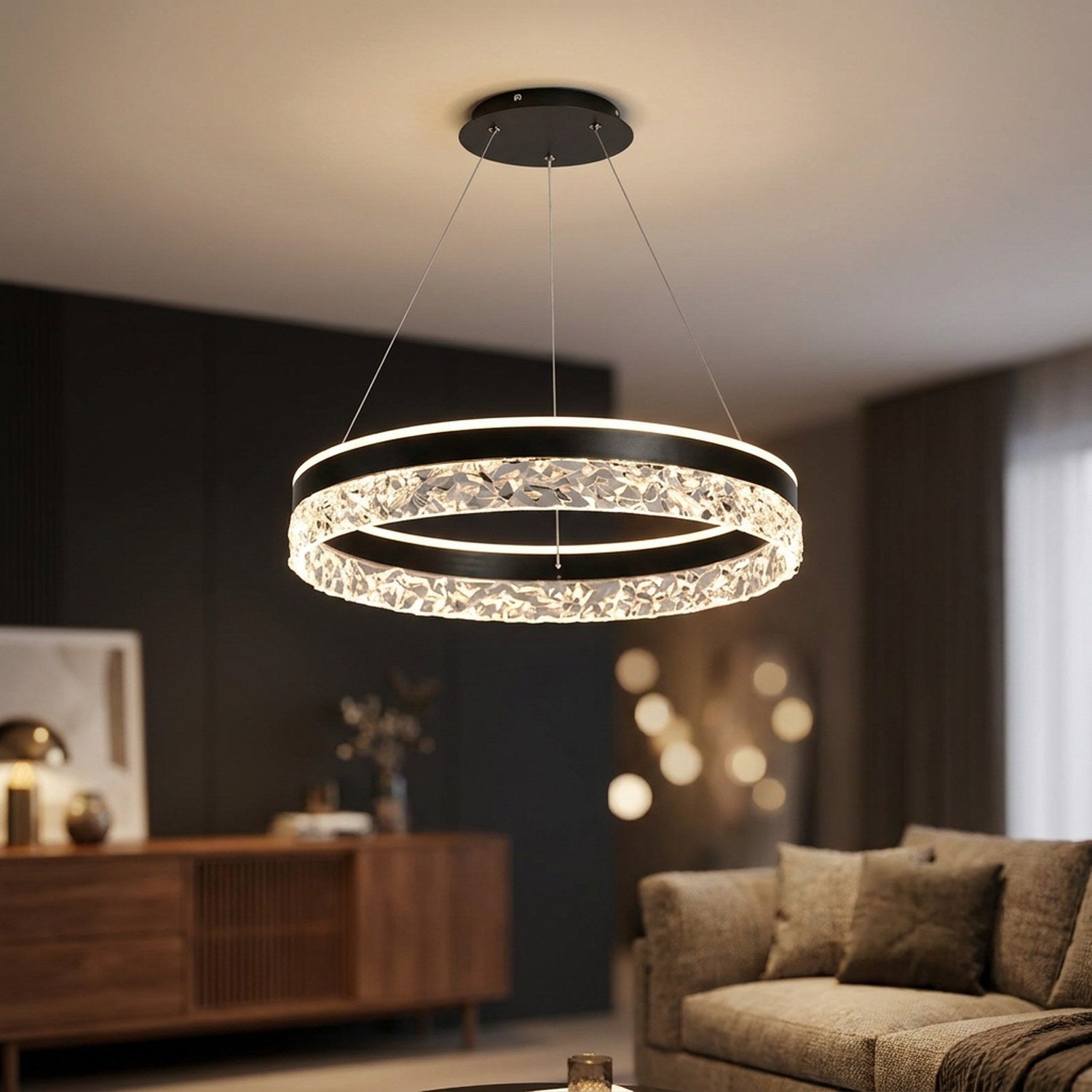 Suspension anneau LED noire allumee dans un salon moderne
