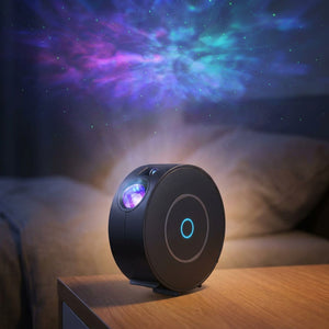 Projecteur de ciel étoilé galaxie noir allumé sur une table de chevet diffusant une aurore colorée