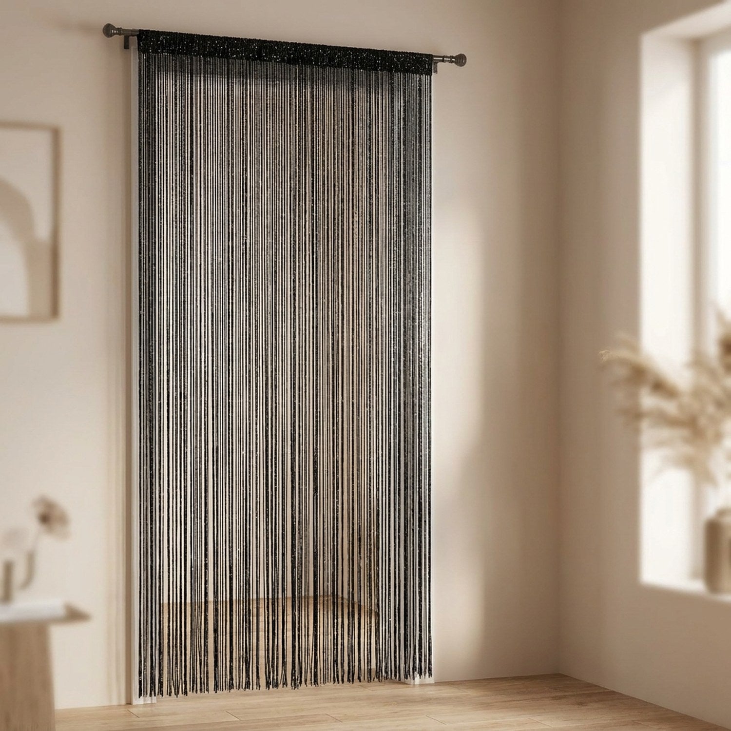 Rideau de porte à perles scintillantes coloris noir suspendu dans une entrée