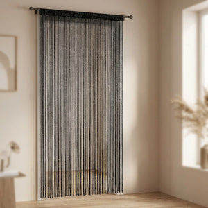 Rideau de porte à perles scintillantes coloris noir suspendu dans une entrée