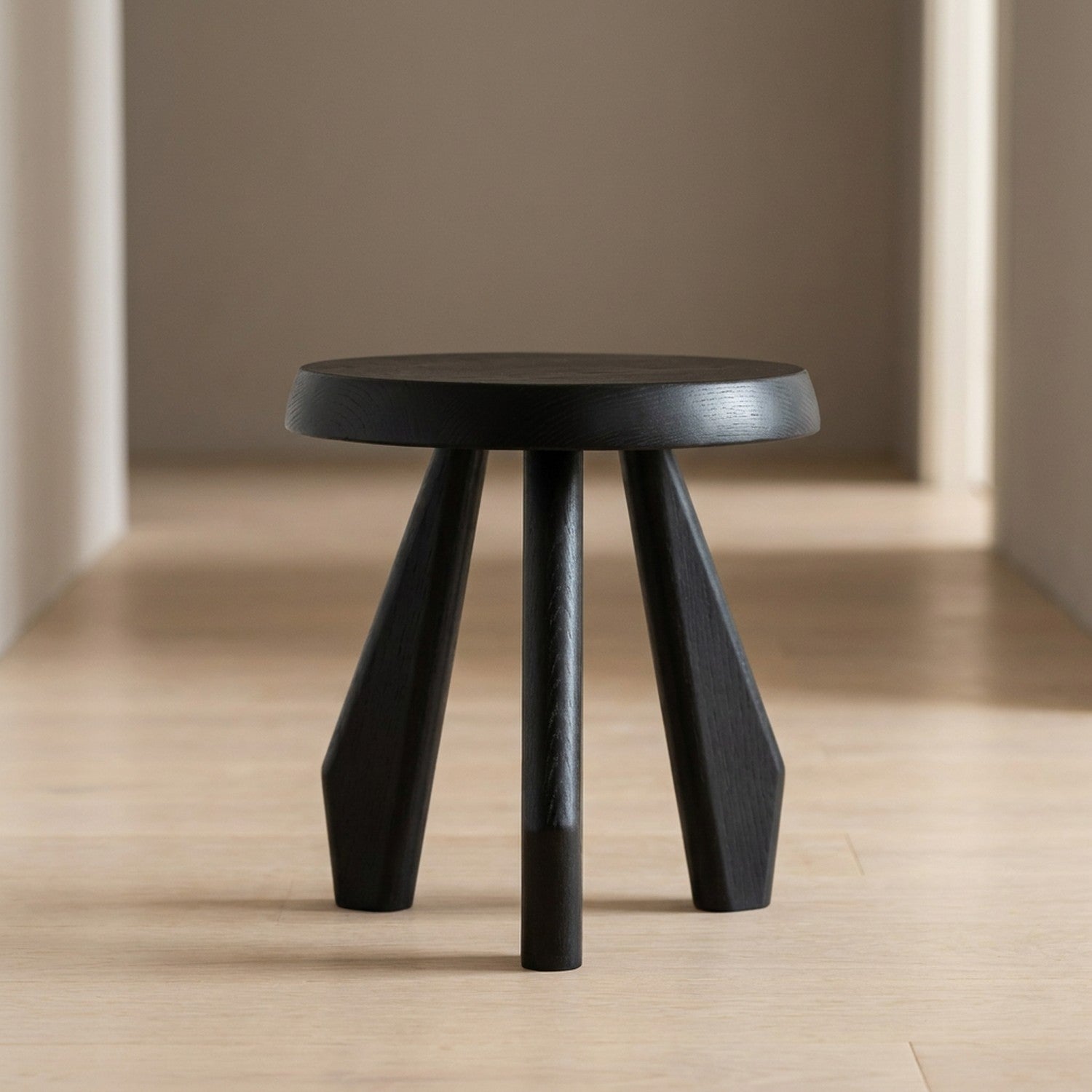 Tabouret haut en bois noir avec pieds carrés tripode