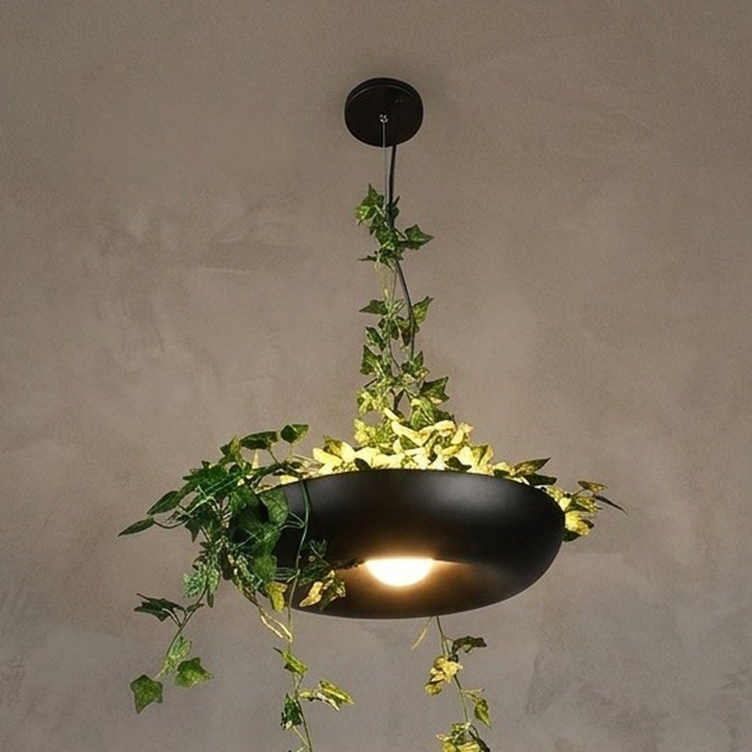 Suspension pot de fleurs LED noire avec plantes retombantes dans un intérieur contemporain