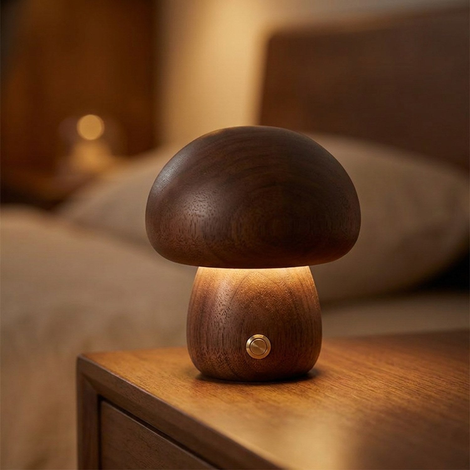 Veilleuse champignon en bois de noyer foncé allumée sur une table de chevet