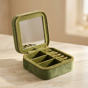 Boîte à bijoux de voyage en velours vert olive ouverte avec miroir intérieur
