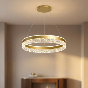 Suspension anneau LED doree allumee dans un interieur elegant