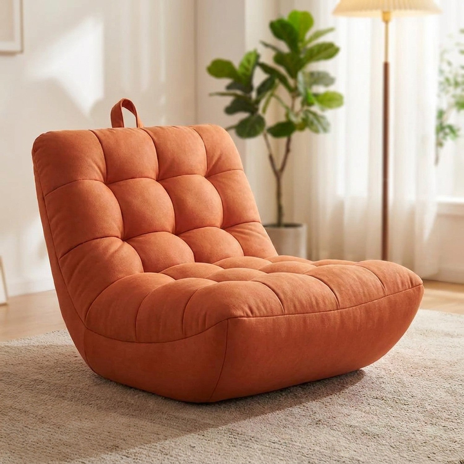 Pouf fauteuil paresseux orange moelleux posé sur un tapis dans un salon cosy