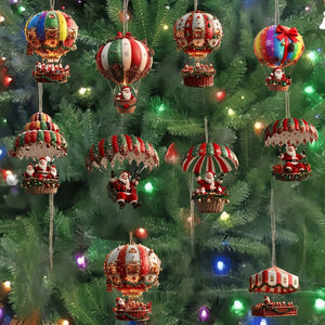 Ornements montgolfière en bois imprimé suspendus sur sapin de Noël vert