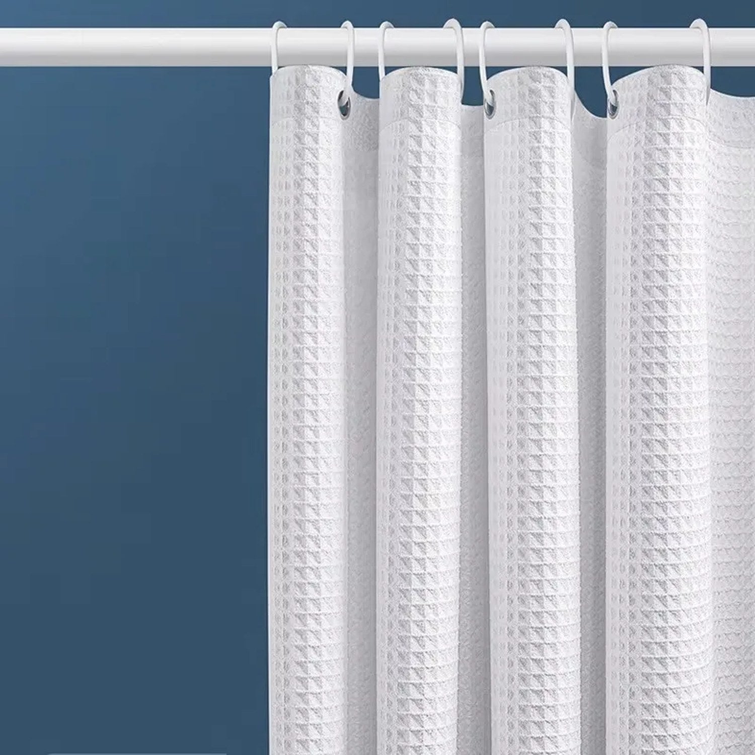 Rideau de douche gaufré installé dans une salle de bain moderne