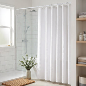 Rideau de douche jacquard près d'une douche à l'italienne lumineuse