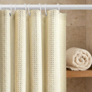 Rideau de douche jacquard beige gaufré avec serviette roulée