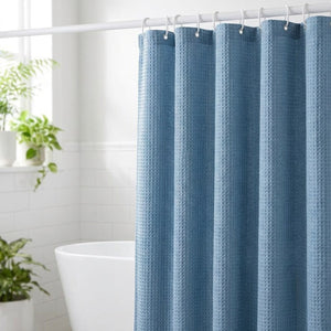 Rideau de douche jacquard bleu gaufré dans une salle de bain fraîche