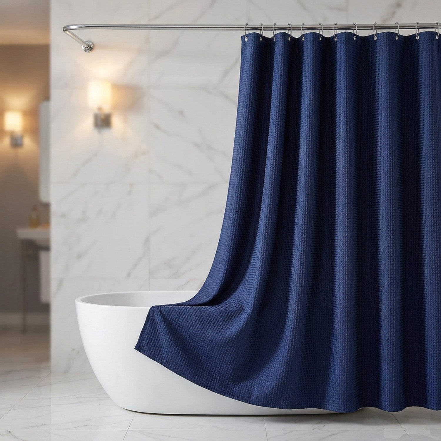 Rideau de douche jacquard bleu marine gaufré dans une salle de bain élégante