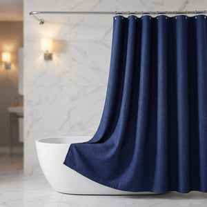 Rideau de douche jacquard bleu marine gaufré dans une salle de bain élégante