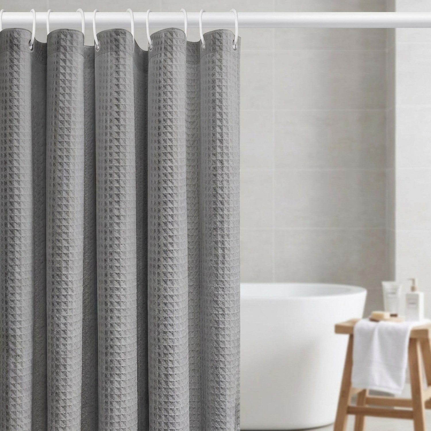 Rideau de douche jacquard gris gaufré dans une salle de bain