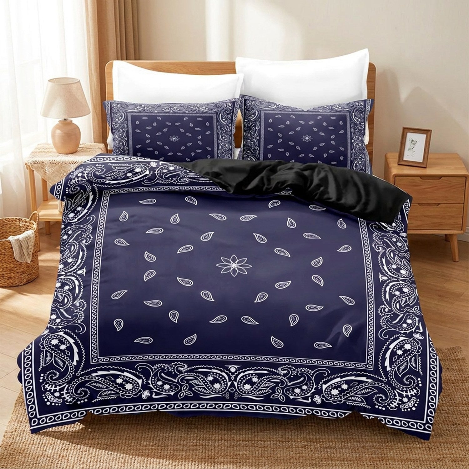 Parure de lit paisley bleu marine à bordure bandana sur un lit dans une chambre cosy
