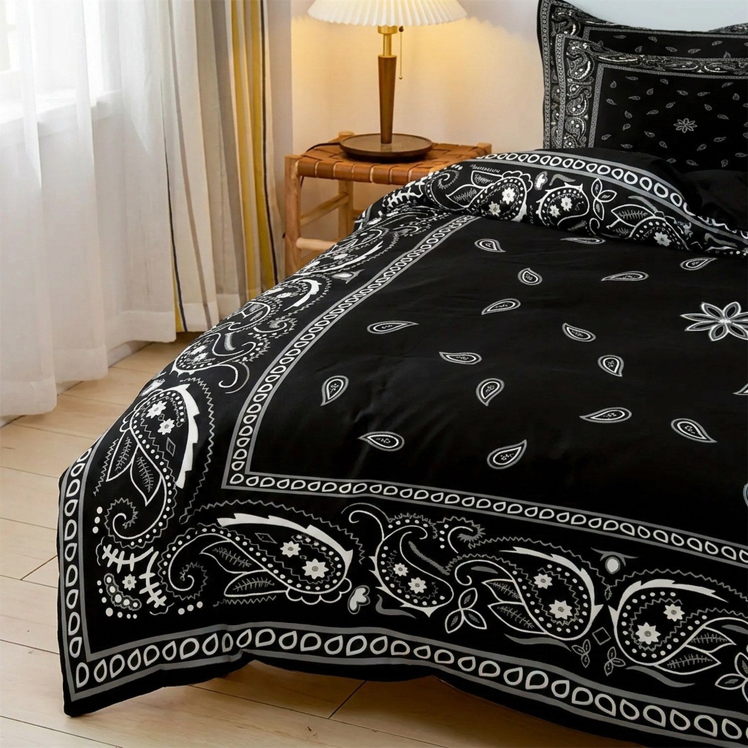 Gros plan sur les motifs paisley et la bordure de la parure de lit en microfibre brossée