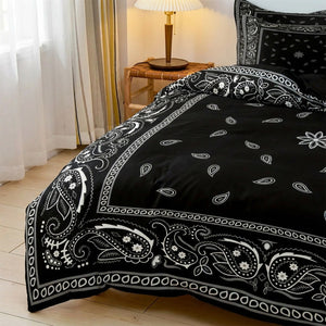 Gros plan sur les motifs paisley et la bordure de la parure de lit en microfibre brossée
