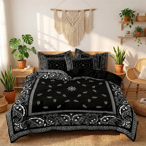 Parure de lit paisley noire sur un lit dans une chambre bohème avec plantes et macramé