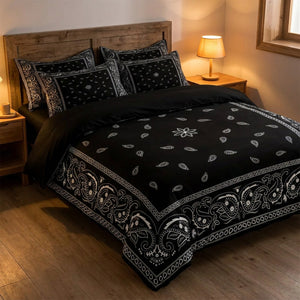 Parure de lit paisley noire dans une chambre moderne avec table de chevet et lampe chaleureuse