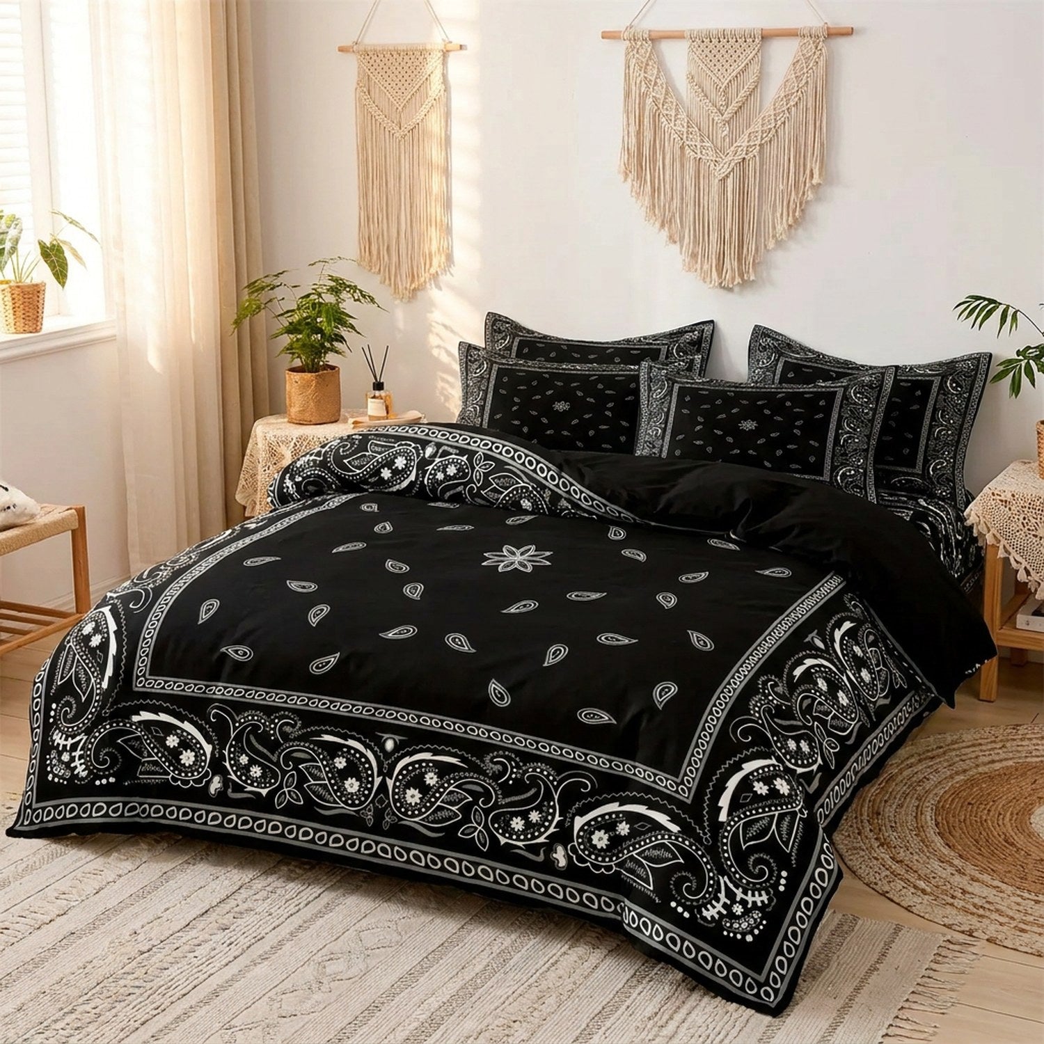 Parure de lit paisley noire aux motifs bandana installée sur un lit dans une chambre bohème lumineuse