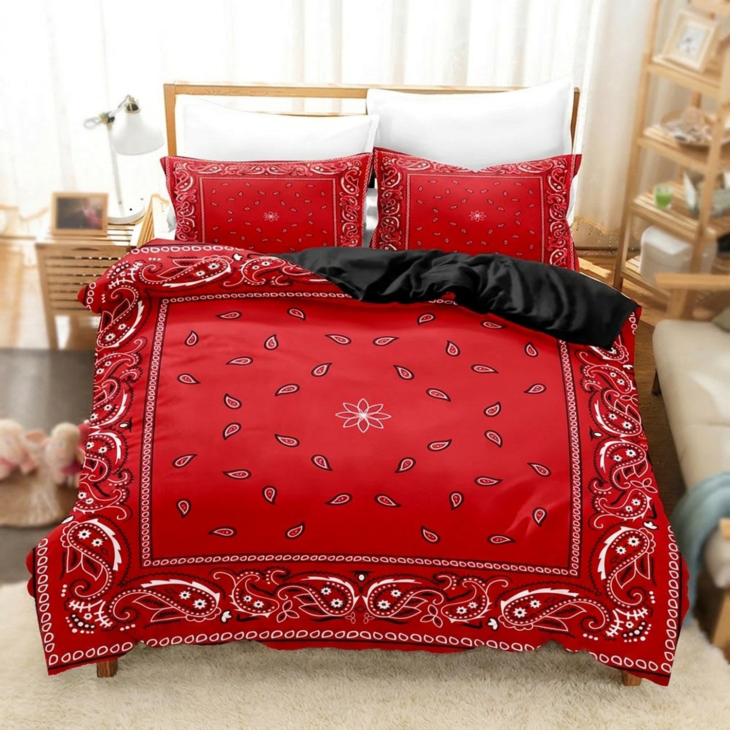 Parure de lit paisley rouge à bordure bandana sur un lit dans une chambre chaleureuse