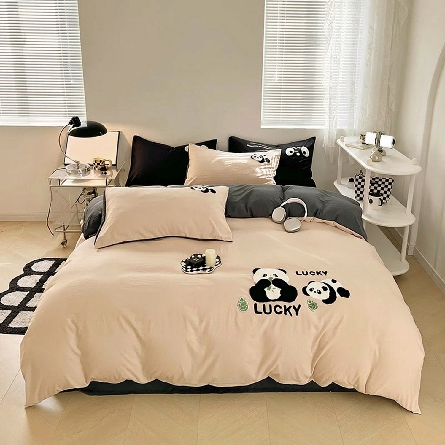 Parure de lit panda beige en coton brodé dans une chambre douce