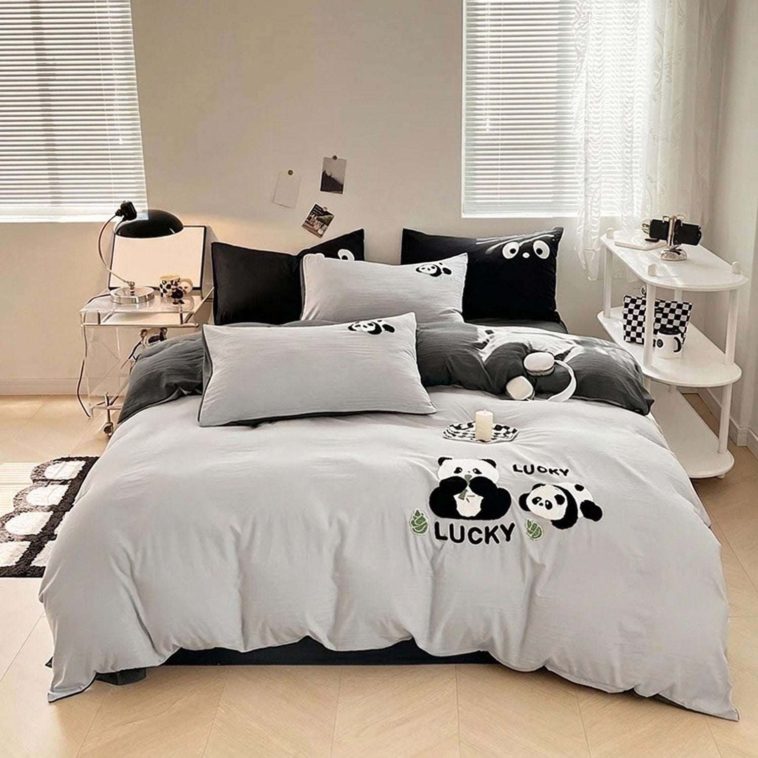 Parure de lit panda grise en coton brodé dans une chambre lumineuse
