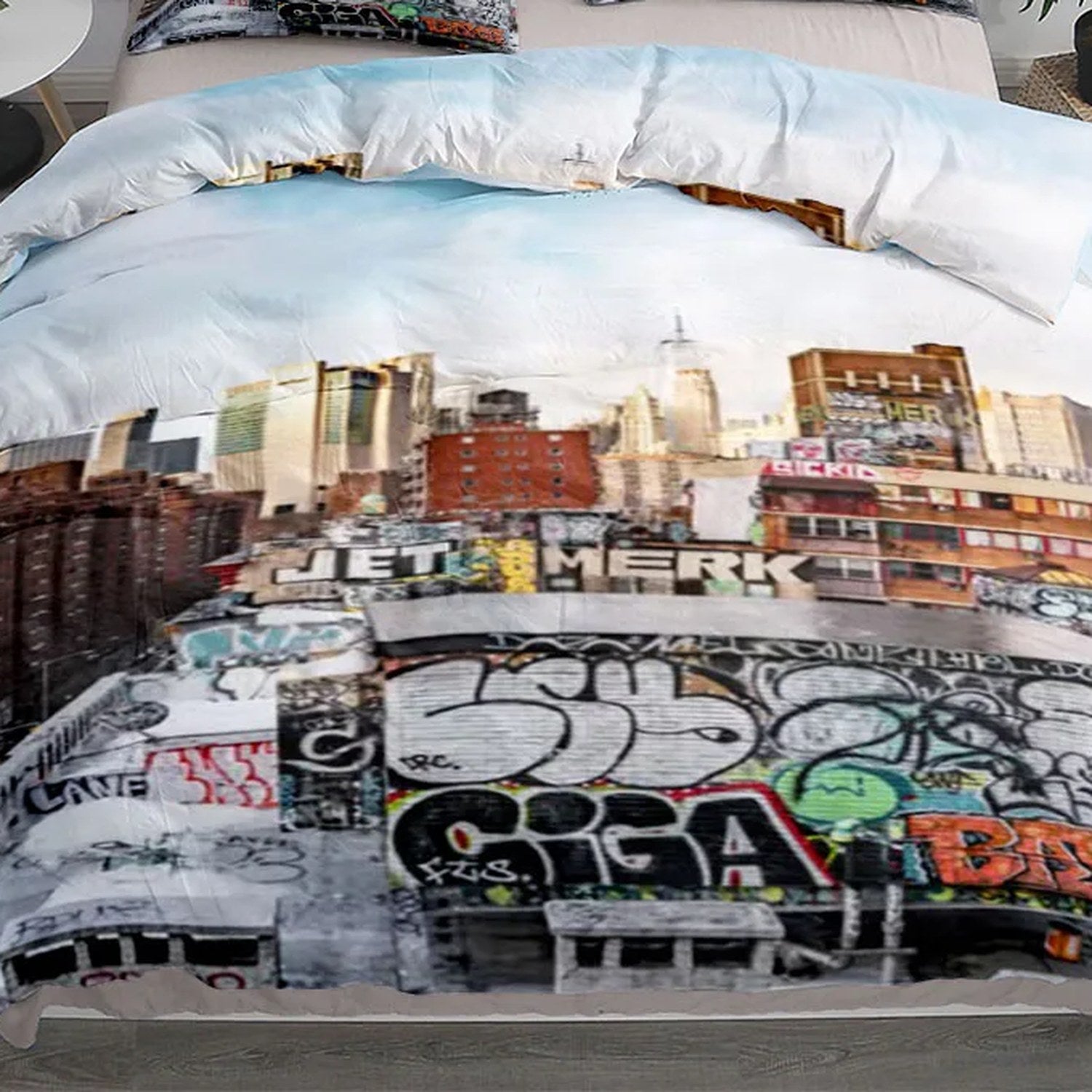Parure de lit graffiti New York au panorama urbain de buildings sur un lit fait