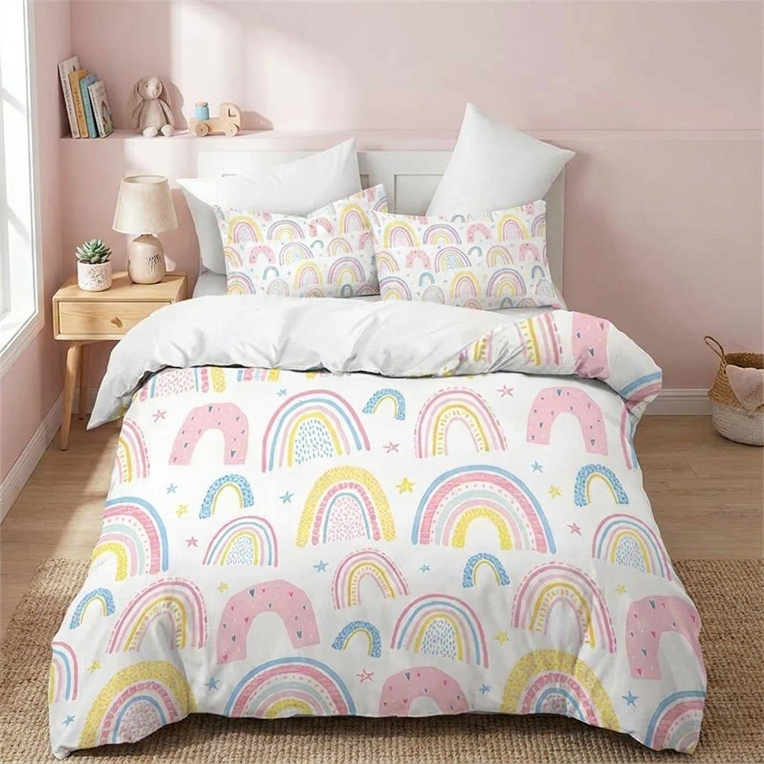 Parure de lit enfant arc-en-ciel sur un lit fait dans une chambre lumineuse de fille