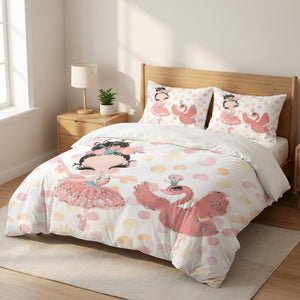 Parure de lit enfant à motif ballerine et flamant rose sur un lit dans une chambre douce et lumineuse