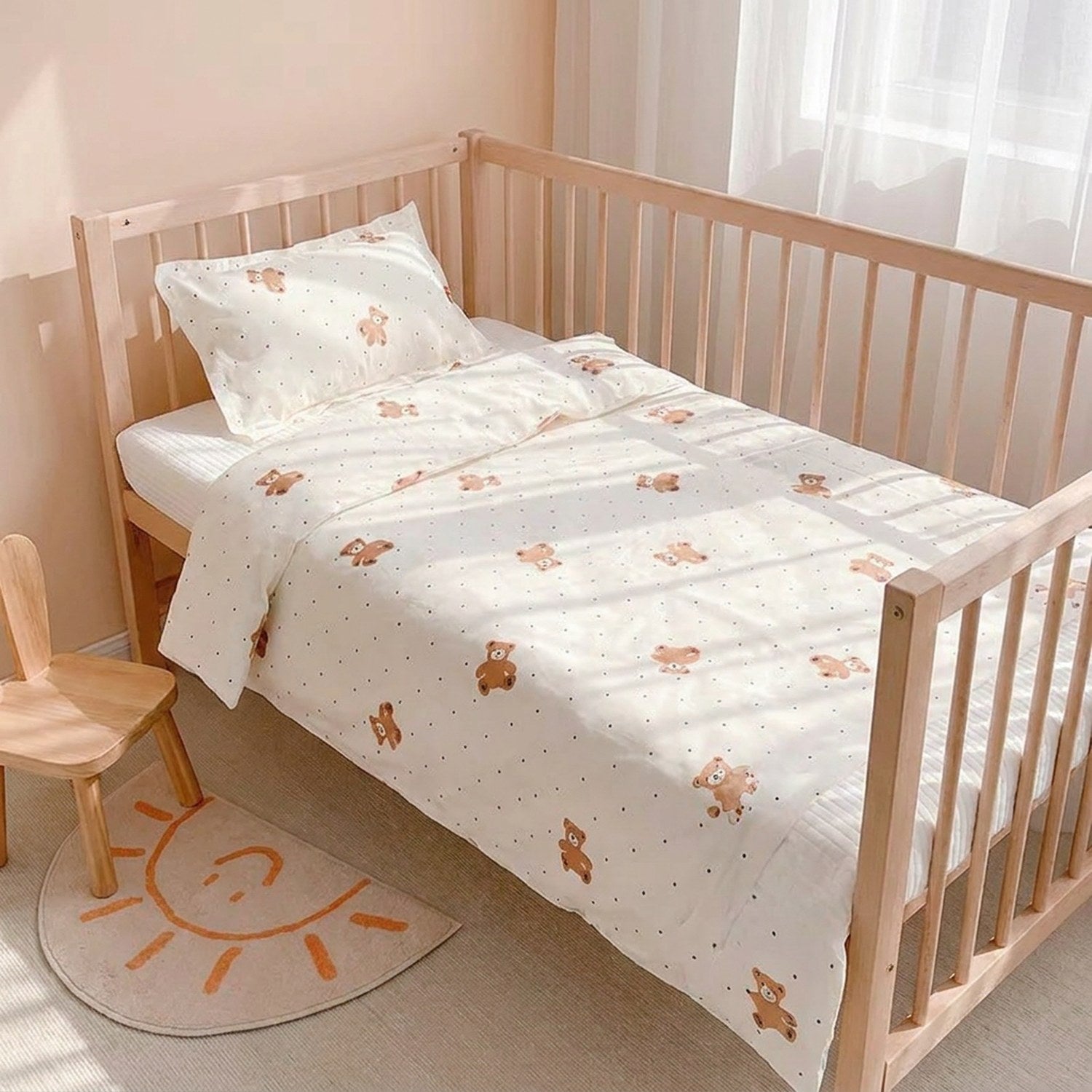 Parure de lit bébé dans une chambre d enfant avec petite chaise en bois