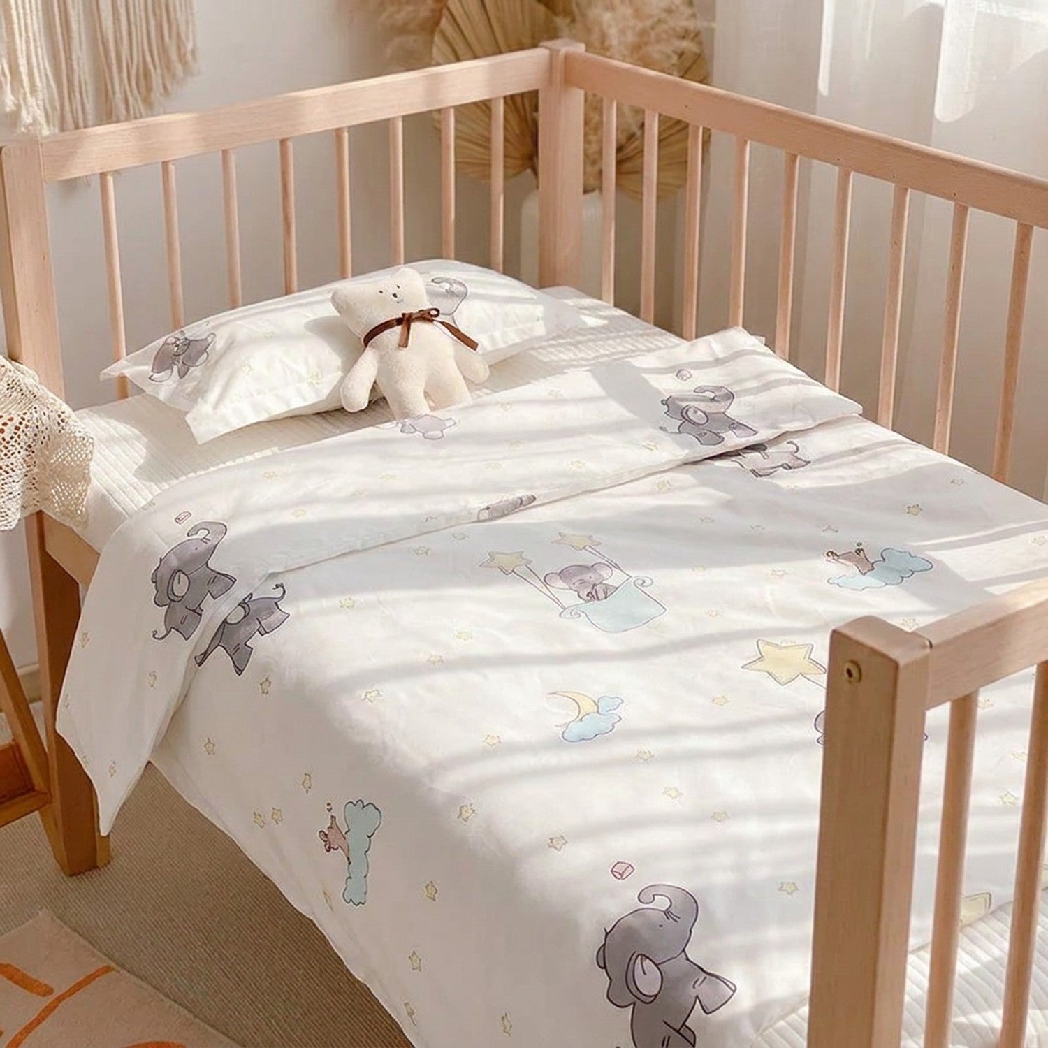 Parure de lit bébé motif éléphants gros plan sur la housse et la taie assorties