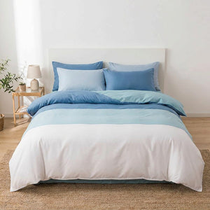 Parure de lit bleu et blanc sur un lit fait