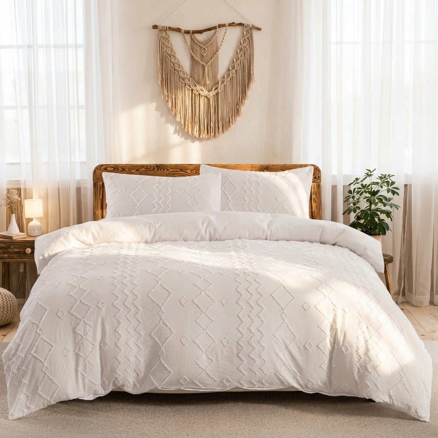 Parure de lit bohème blanche à motif touffeté sur un lit