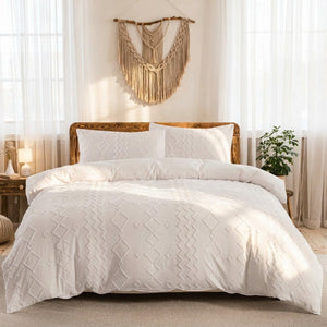 Parure de lit bohème blanche à motif touffeté sur un lit