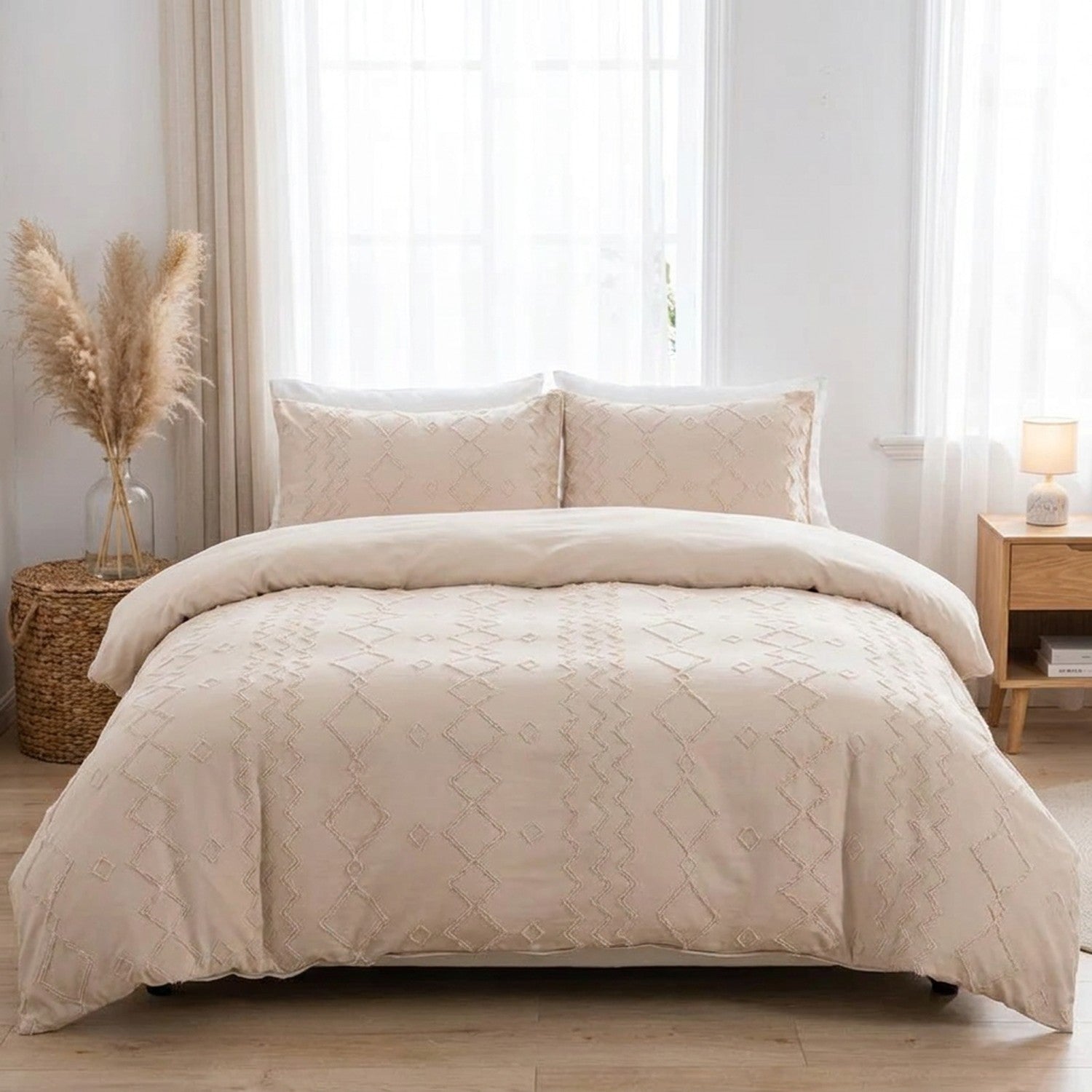 Parure de lit bohème beige dans une chambre scandinave lumineuse