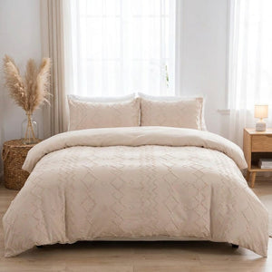 Parure de lit bohème beige dans une chambre scandinave lumineuse