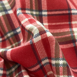Détail du tissu à carreaux rouges vintage de la parure de lit
