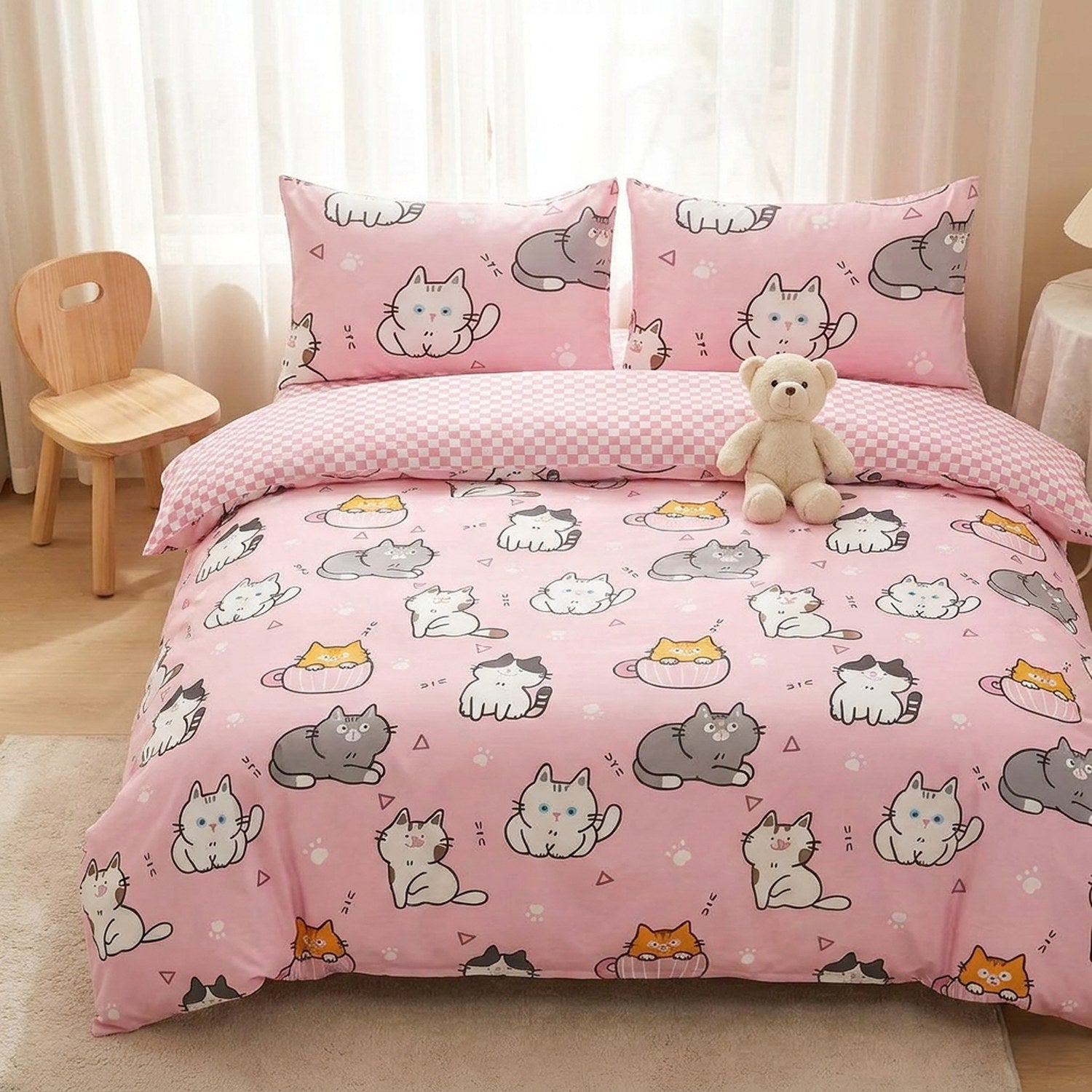 Parure de lit chat kawaii dans une chambre enfant lumineuse avec petite chaise en bois