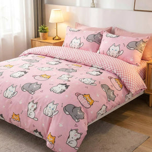 Parure de lit chat kawaii sur un lit dans une chambre moderne avec table de chevet