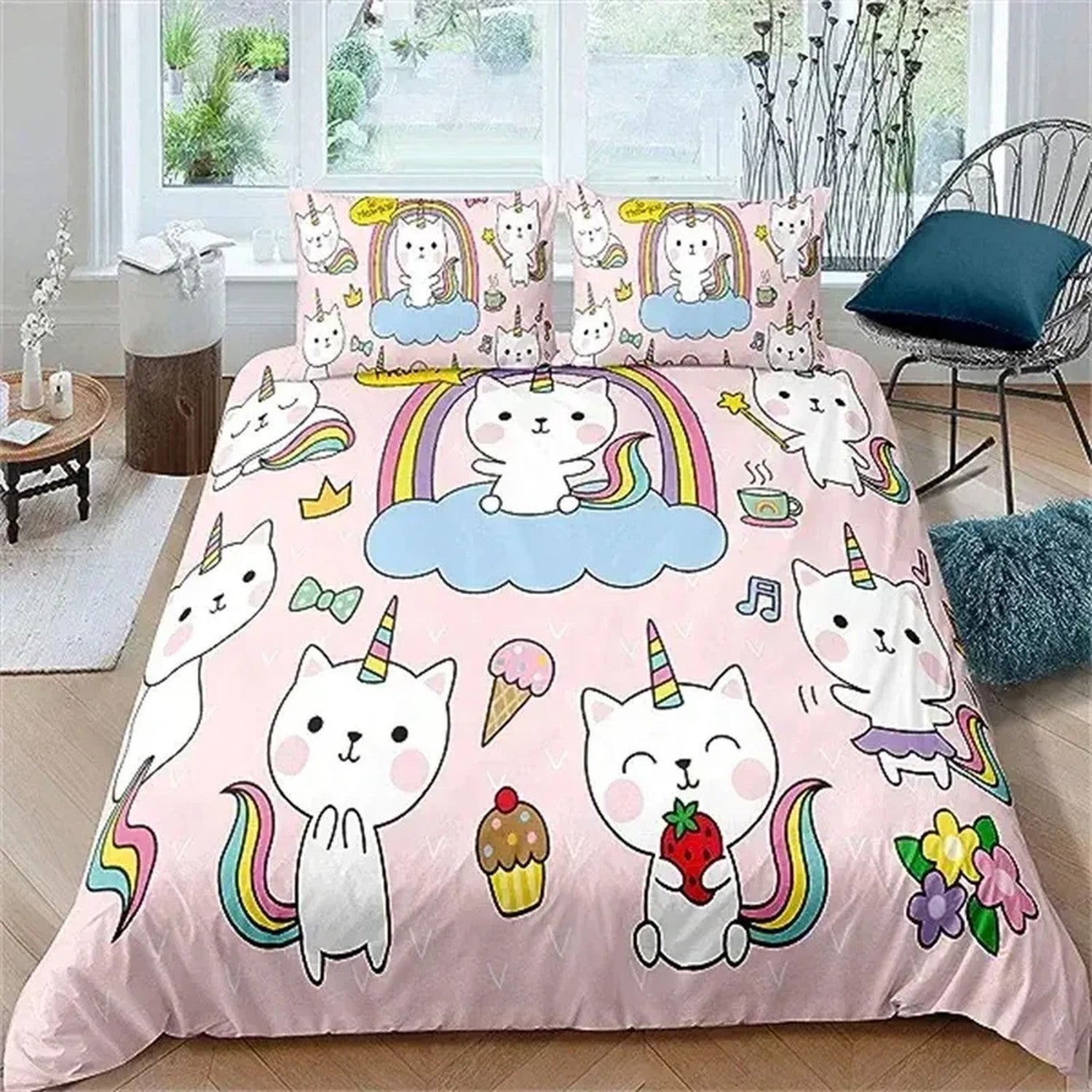 Parure de lit enfant chats licornes colorés sur un lit dans une chambre rose